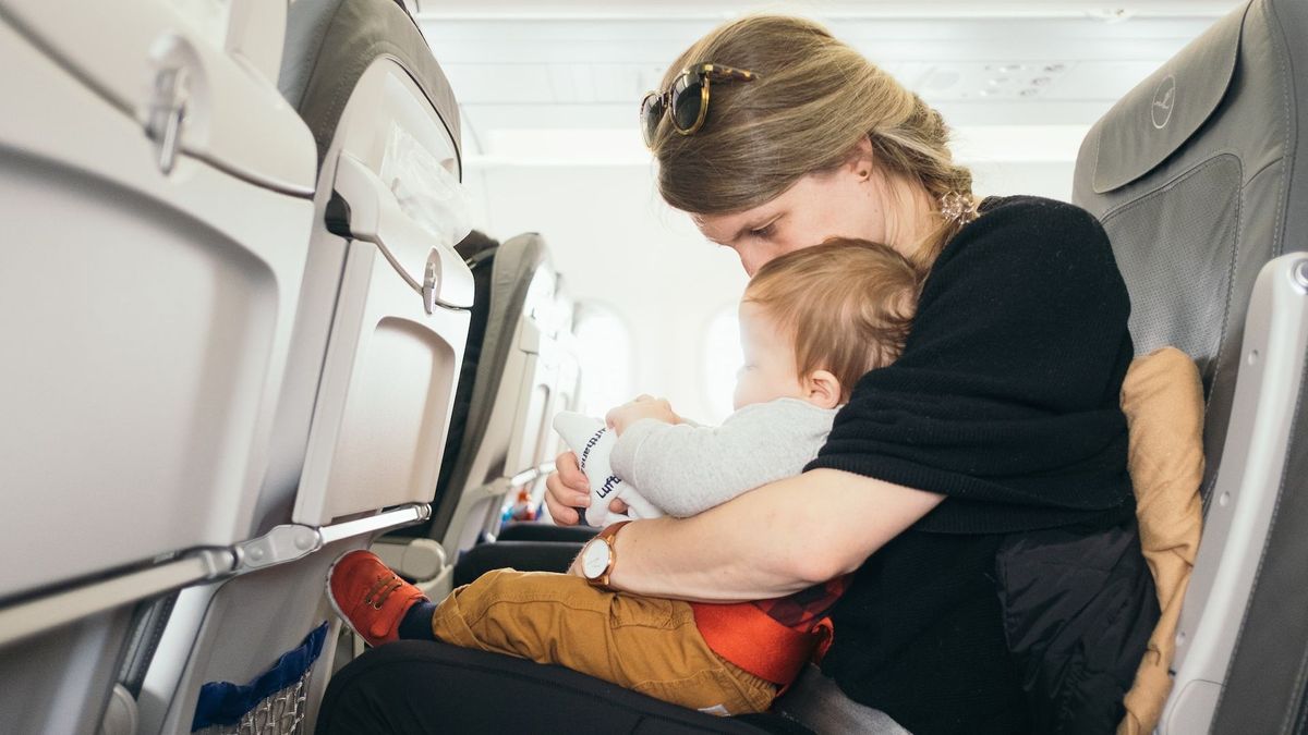 Ir sentado con un hijo pequeño en el avión es posible
