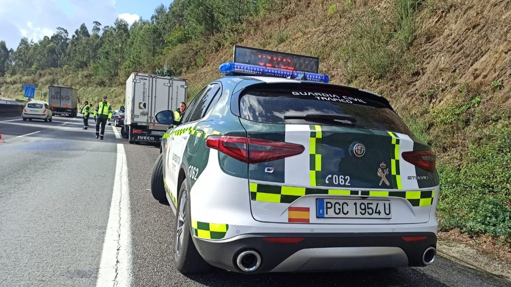 La DGT en una carretera gallega realizando un control del estado de los neumáticos y las luces