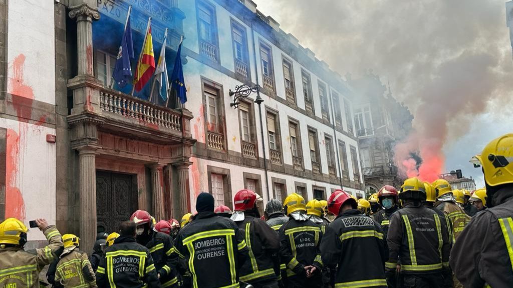 Los bomberos comarcales manifestándose frende a la sede de la Diputación de Ourense.