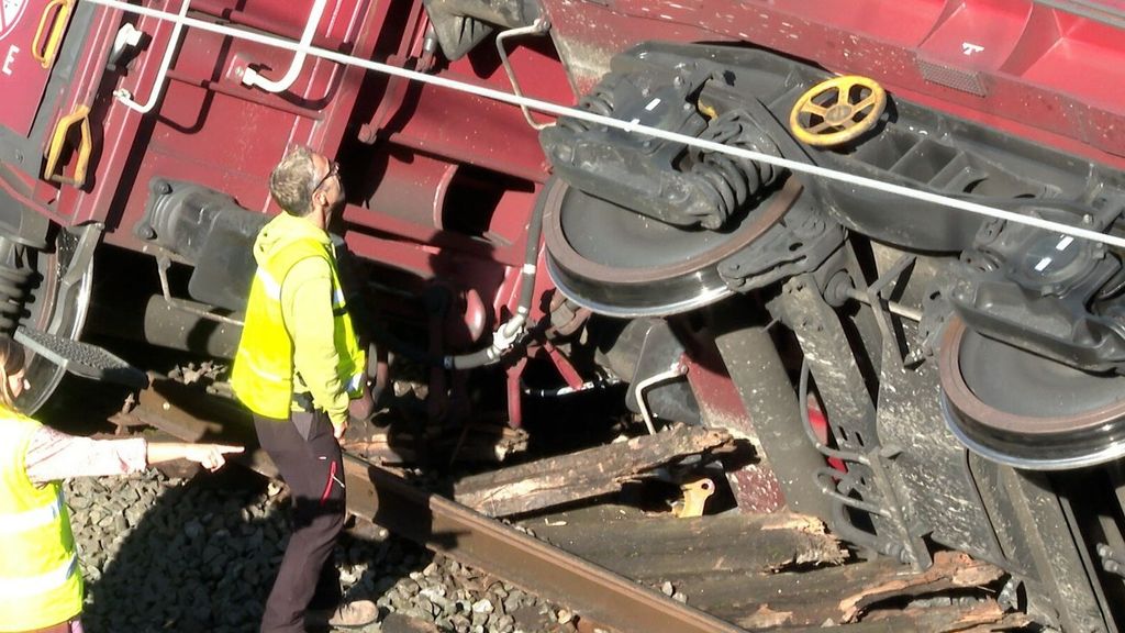 Técnicos de Adif inspeccionan el tren descarrilado