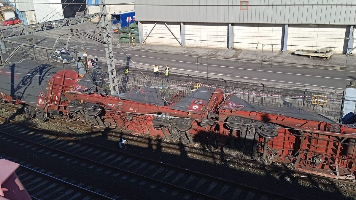 Tren de mercancías volcado esta mañana en Pasaia