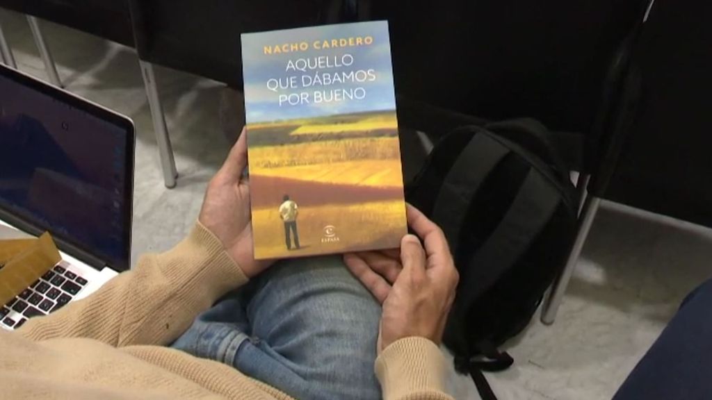 'Aquello que dábamos por bueno', el libro que reflexiona sobre la dureza de vivir en la época actual