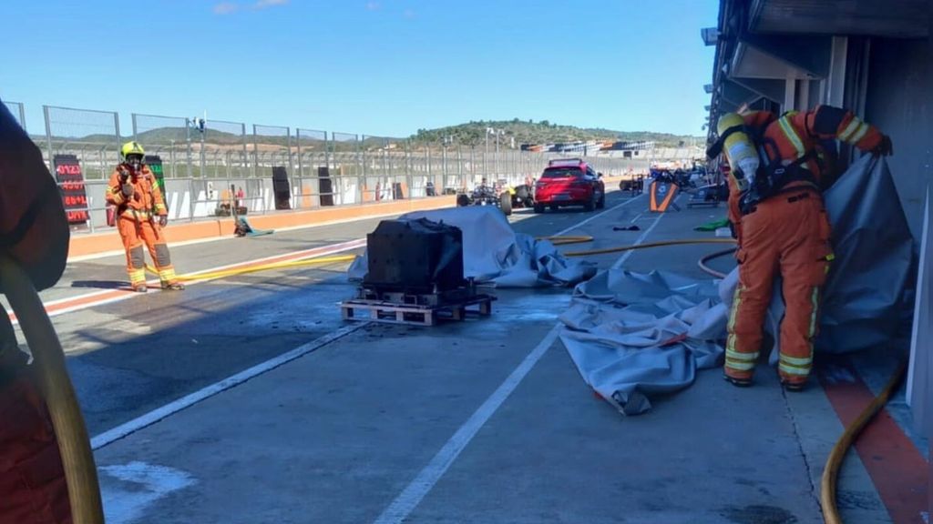 Bomberos sofocan el incendio en un box del circuito