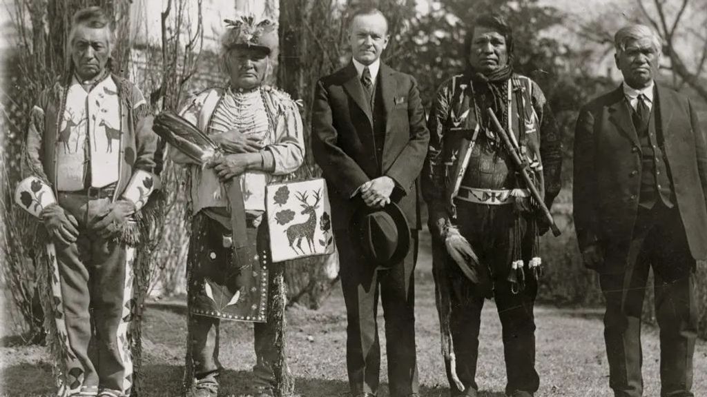 El presidente Calvin Coolidge se reune con miembros de la Nación Osage en la Casa Blanca, en 1925. Hubo cobra.