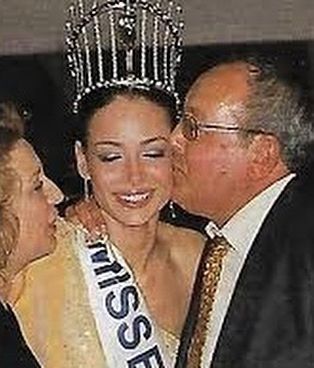 Eva González junto a sus padres