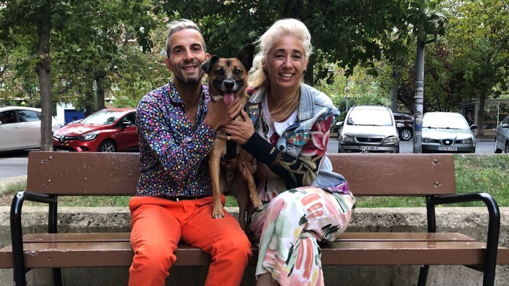 Conchi y Roberto logran que su perro Mak asista a su boda en el Ayuntamiento de Vitoria