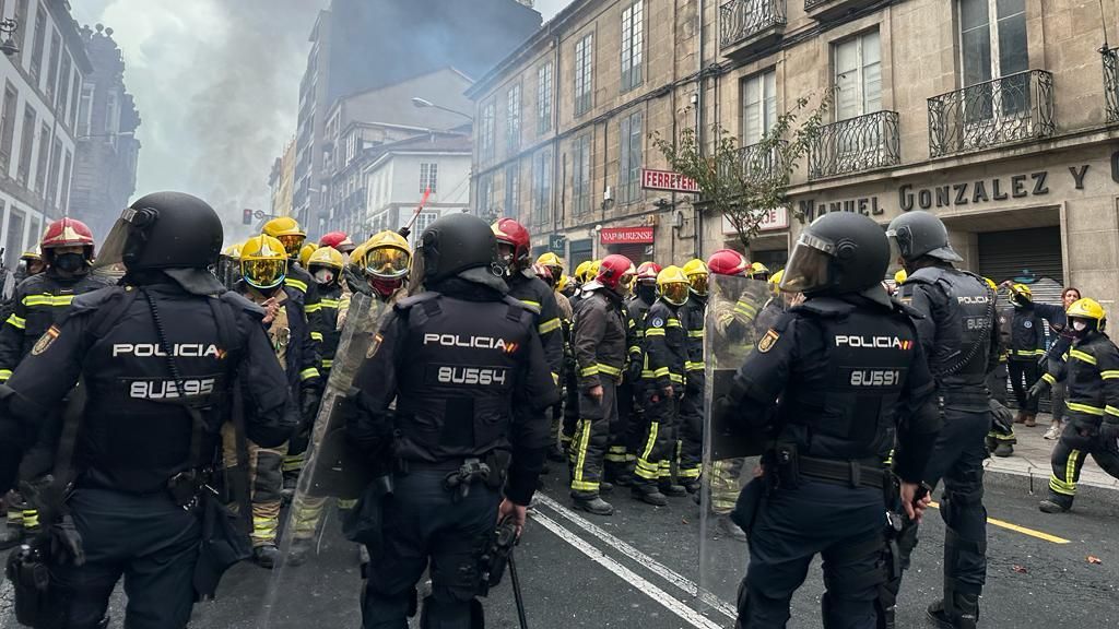 La policía trata de contener a los manifestantes en Ourense