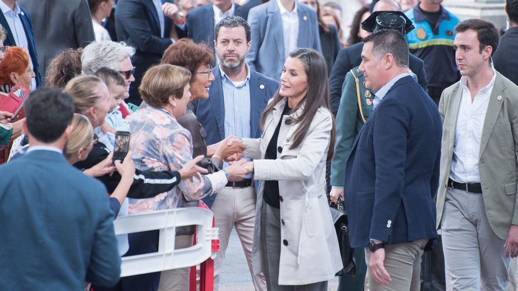 La reina Letizia saluda a los vecinos de Arafo