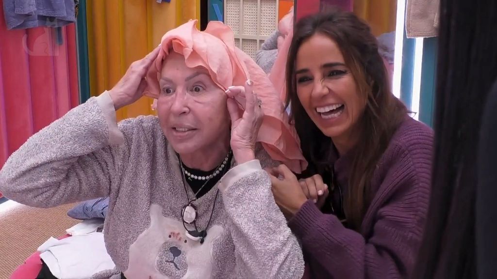 Laura Bozzo y Carmen Alcayde haciendo el payaso