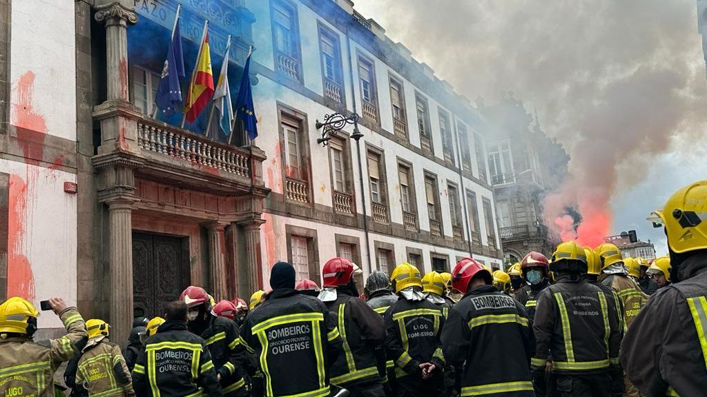 Los bomberos comarcales frente a la sede de la Diputación de Ourense este lunes