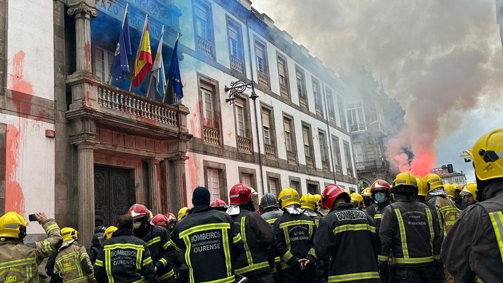 Los bomberos comarcales frente a la sede de la Diputación de Ourense este lunes