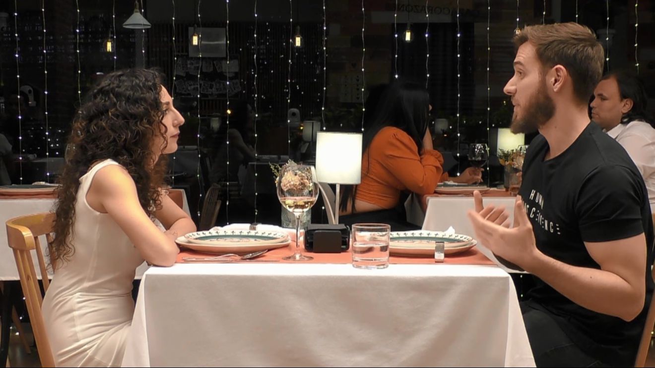Los motivos de peso de un soltero de ‘First Dates’ para tener una relación abierta que han convencido a su cita: “Eso ya no sería un problema” Los motivos de peso de un soltero de ‘First Dates’ para tener una relación abierta que han convencido a su cita: “Eso ya no sería un problema”