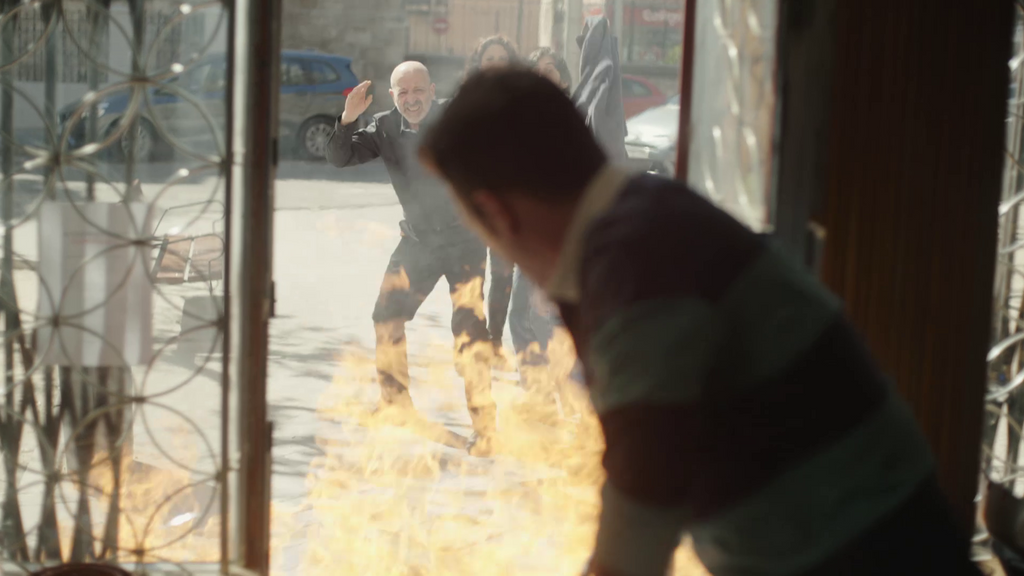 Los pandilleros prenden fuego a la ferretería de Tirso justo cuando abandona el barrio: su hijo Santi está dentro