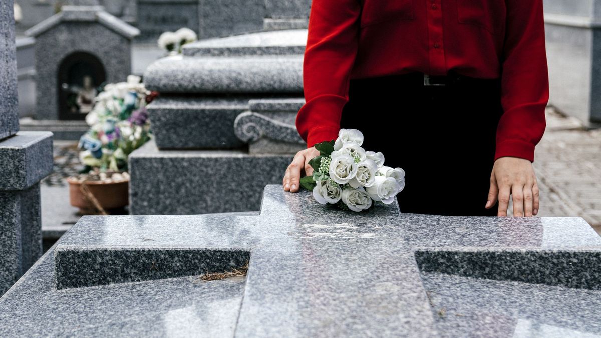 Un allegado tiene que enterrar a una difunta ante la falta de enterrador en un cementerio de Zaragoza