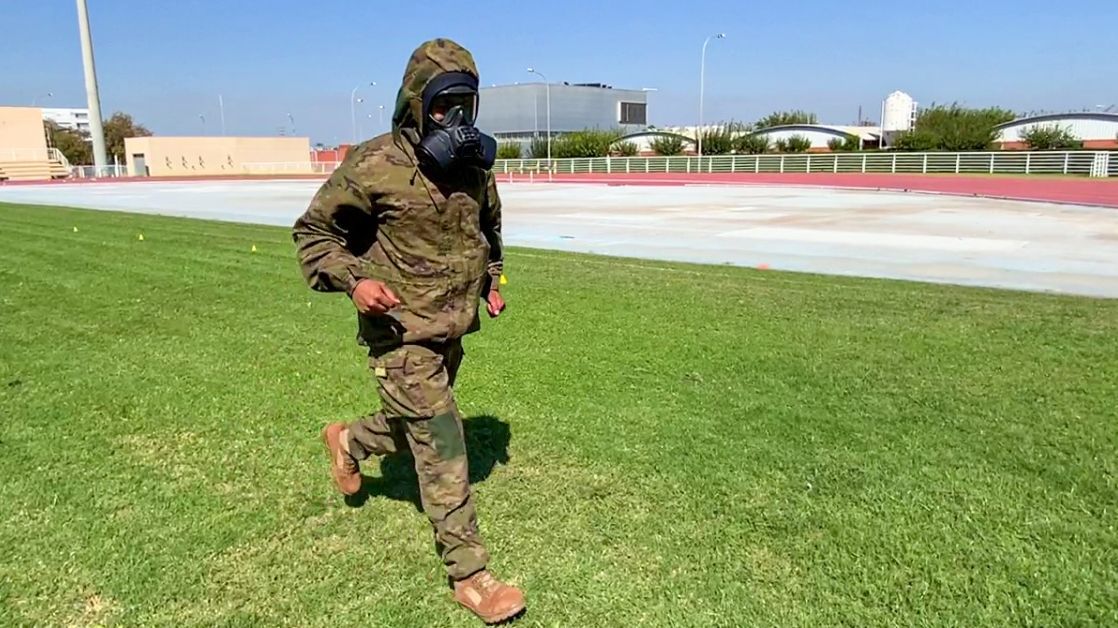 Un militar prueba la nueva indumentaria militar