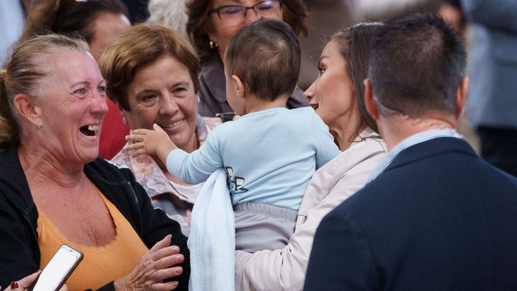 El tierno momento de Letizia con un bebé