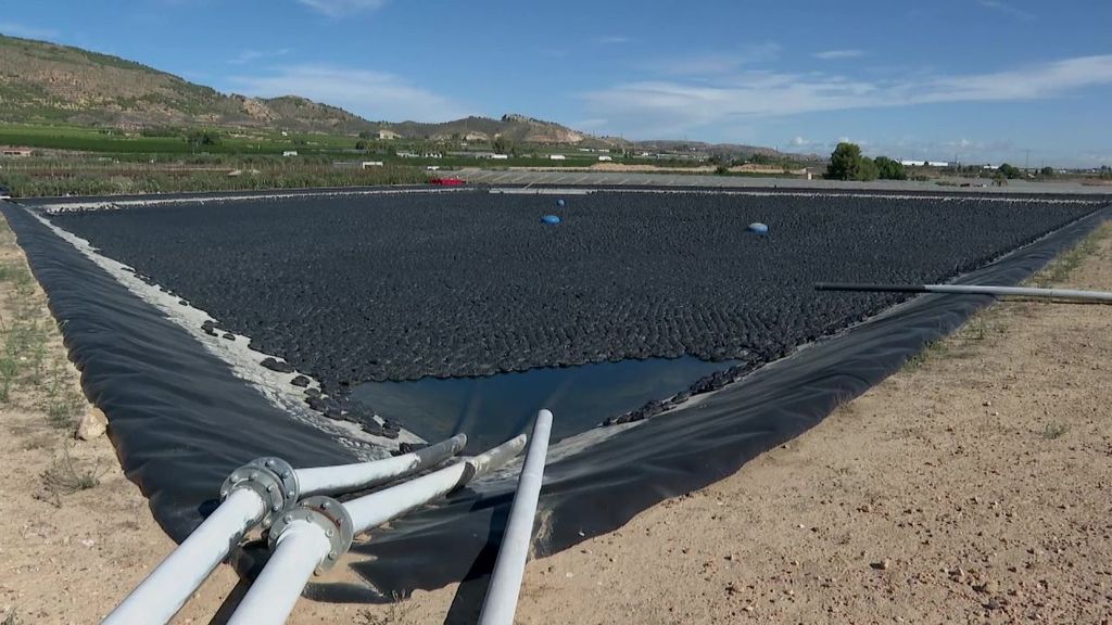 Dispositivos flotantes para evitar la evaporación de hasta un 85 % del agua de las balsas de riego en Murcia