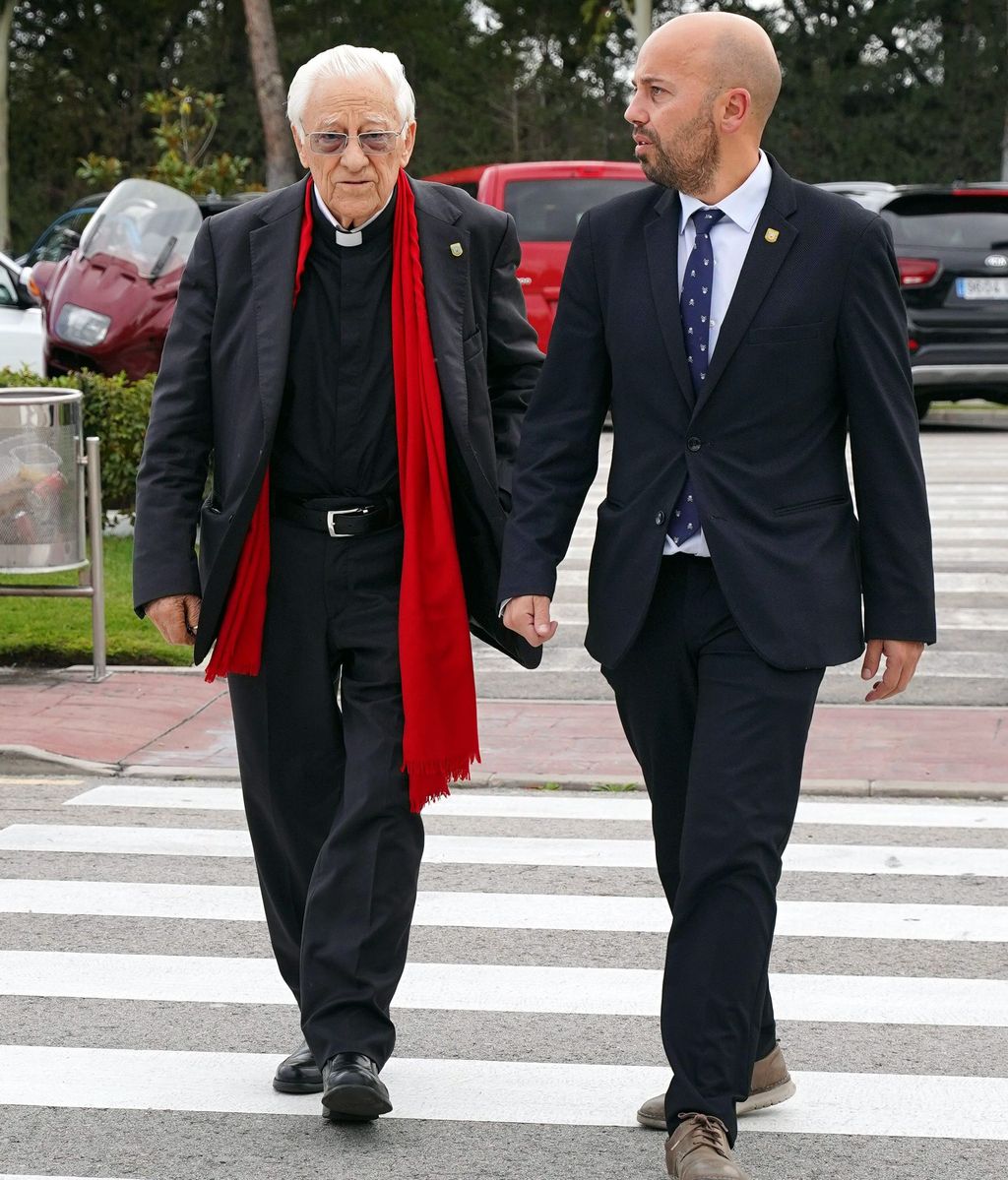 El padre Ángel, a su llegada al tanatorio de Fernández Tapias