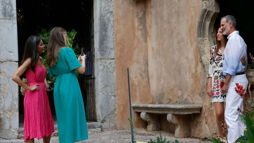 El rey y la infanta Sofía posan para la reina y la princesa Leonor