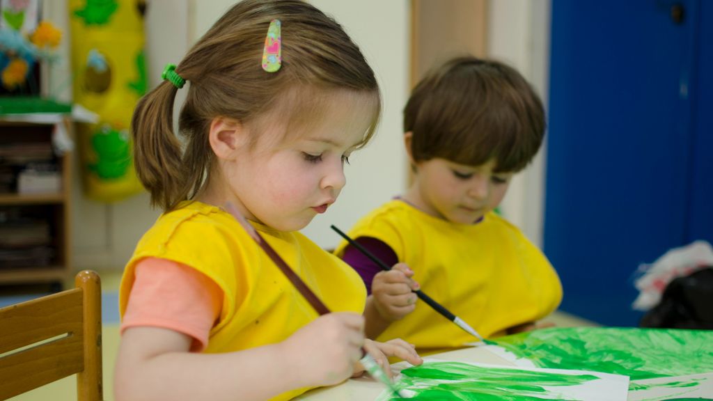 Foto de archivo de niños pintando en el aula.