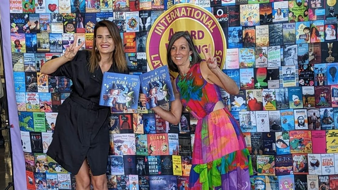 La escritora, a la izquierda de la imagen, junto a la ilustradora Eva Rami tras recibir los premios