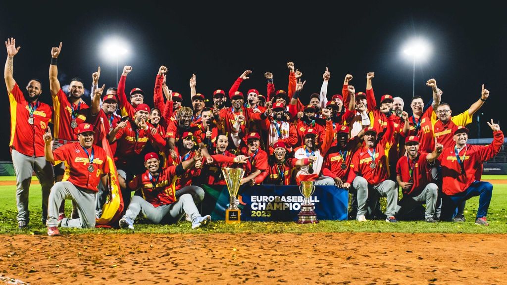 La selección española de béisbol posa con el trofeo de campeones de Europa