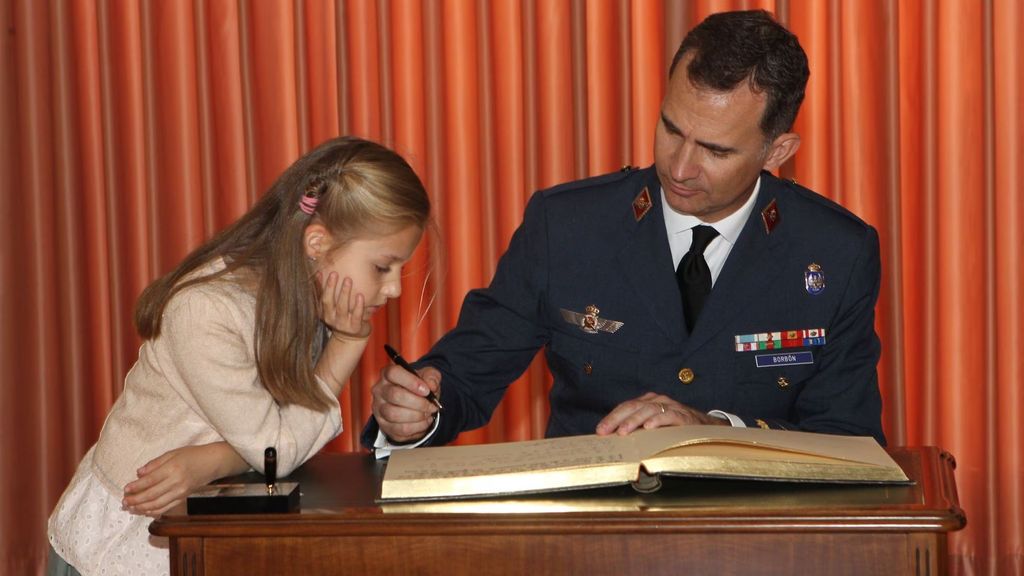 Leonor, aprendiendo de su padre en las labores institucionales