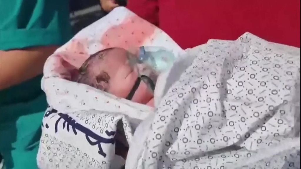 Sanitarios palestinos logran salvar la vida de dos bebés víctimas de los bombardeos israelíes