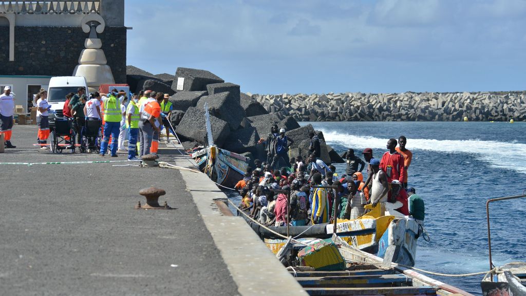 La oposición carga contra el Gobierno por la crisis migratoria en Canarias: ¿qué ocurre con los traslados a la Península?