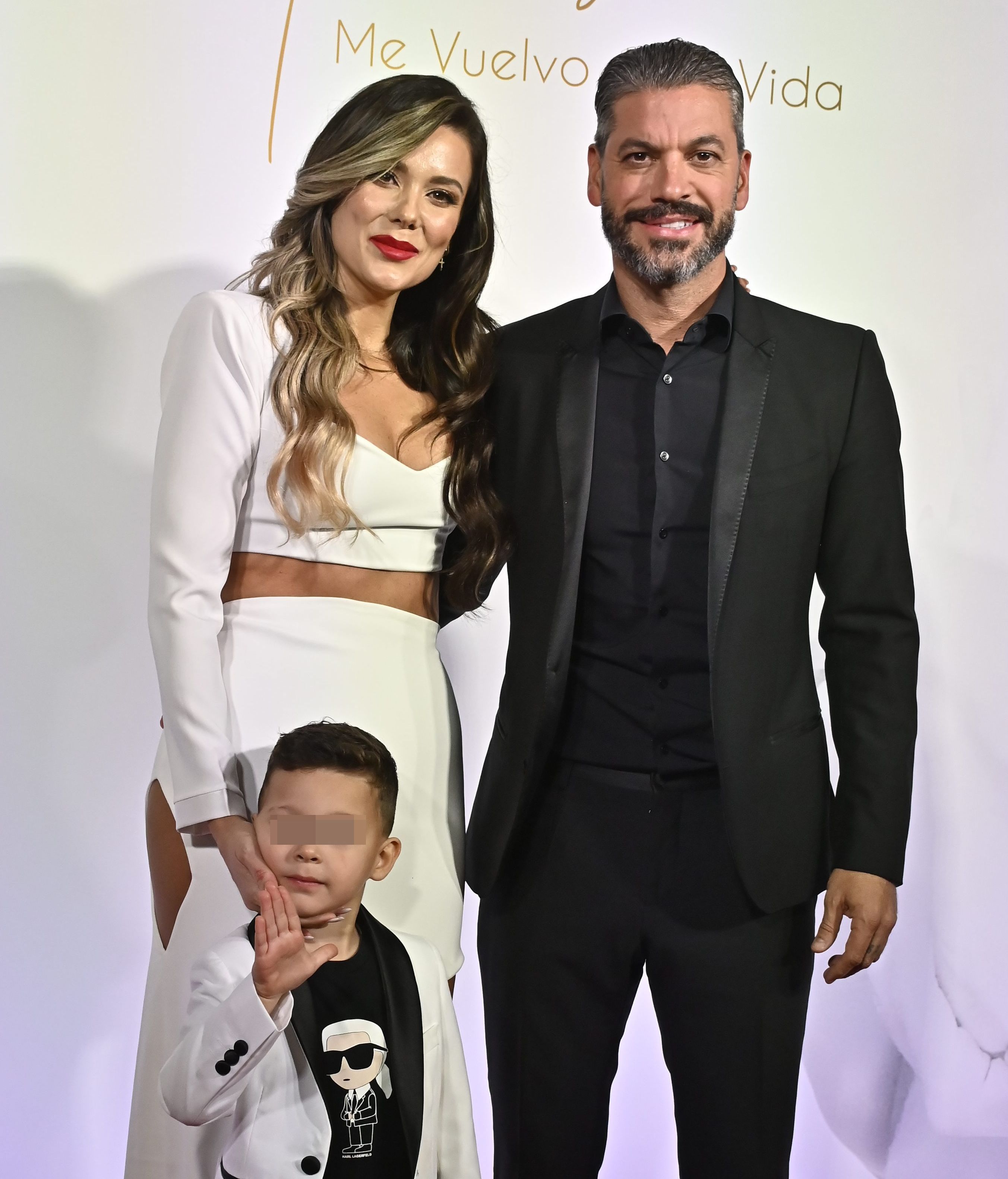 Lorena Gómez, con René Ramos y su hijo