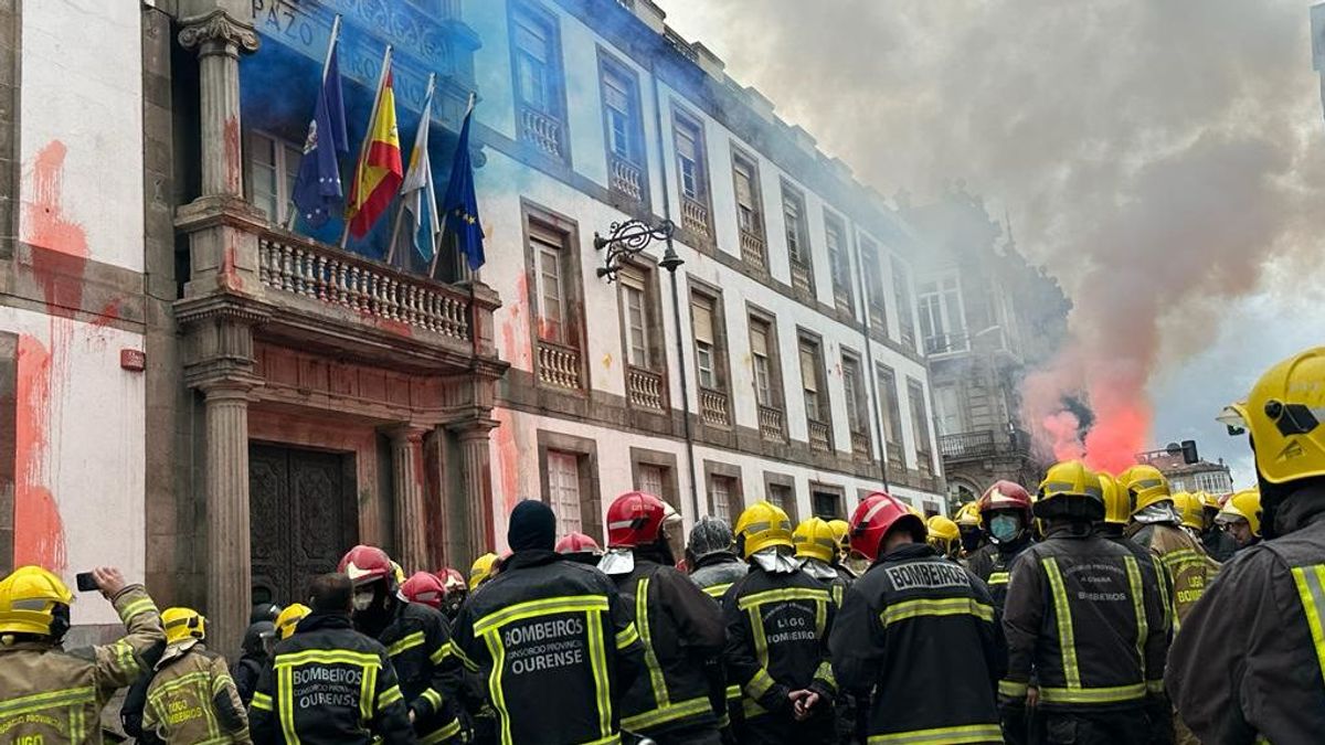 Los bomberos comarcales durante su protesta en Ourense