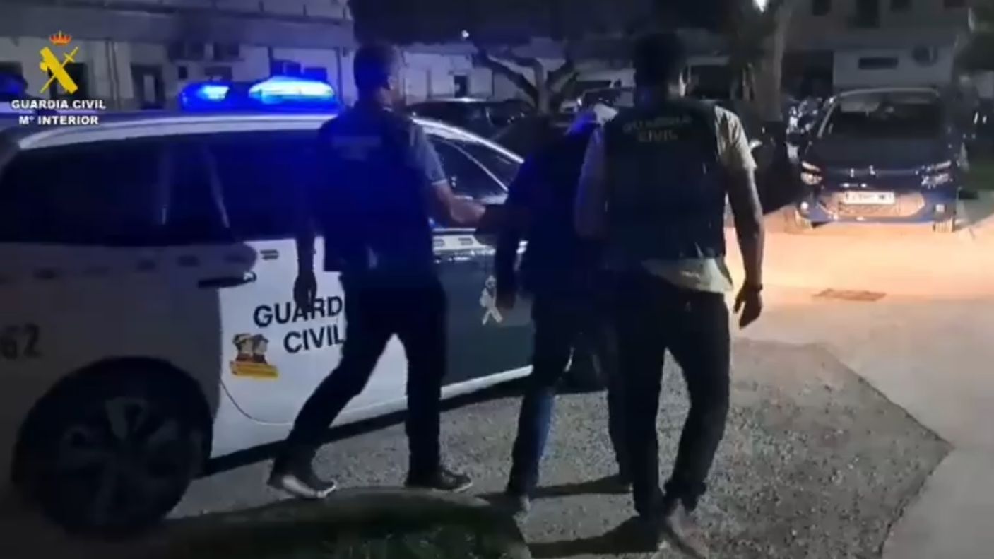 El momento en el que se llevan detenido al presunto pirómano de El Saler