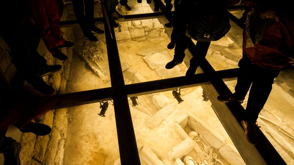 Suelo acristalado que permite ver algunos enterramientos en Santa María la Real