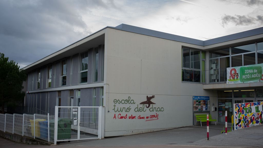 Una pintada en la fachada de la escuela 'Turó del drac', durante una manifestación contra el establecimiento de un 25% de castellano en las escuelas catalanas,