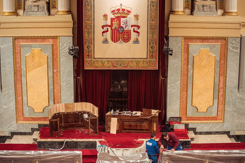 Varios empleados preparan el estrado del Hemiciclo para la jura de la Constitución la Princesa de Asturias