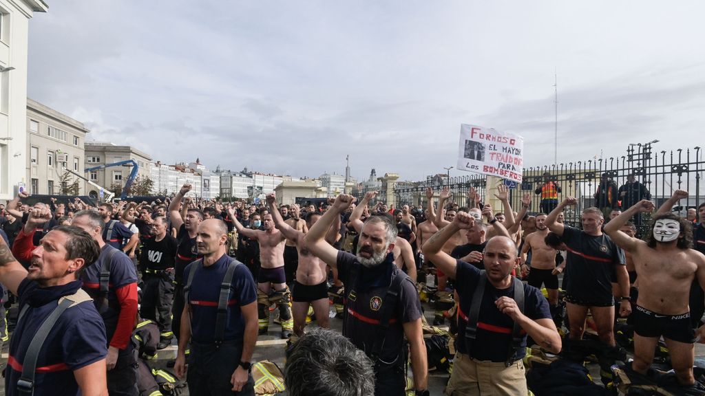 Algunos bomberos han quedado con el torso desnudo en la concentración de A Coruña