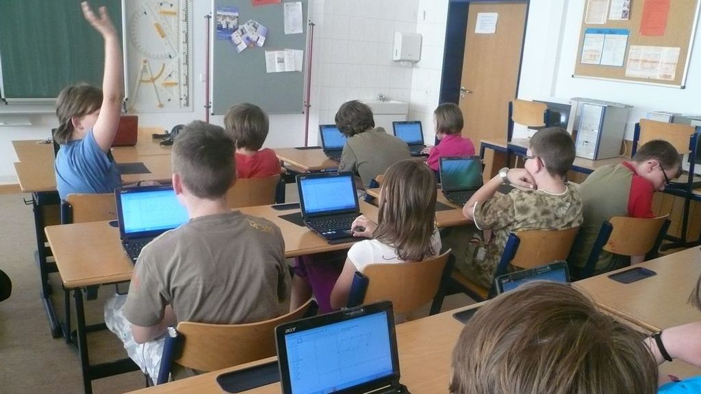 Alumnos de un centro escolar con ordenadores en el aula