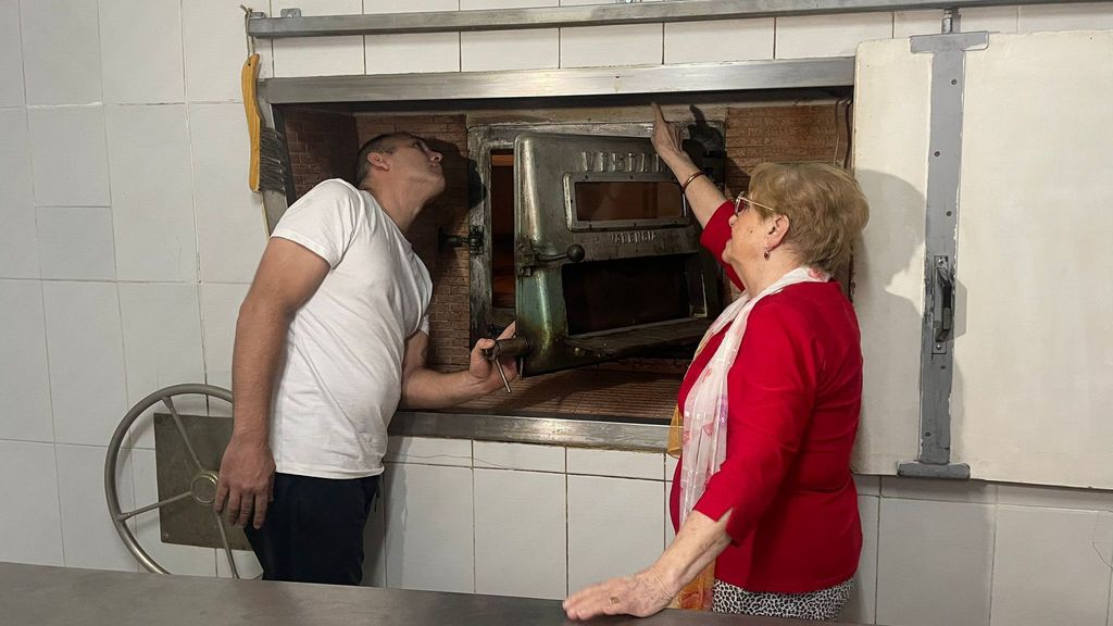 Amparín enseña a Iván el funcionamiento del horno