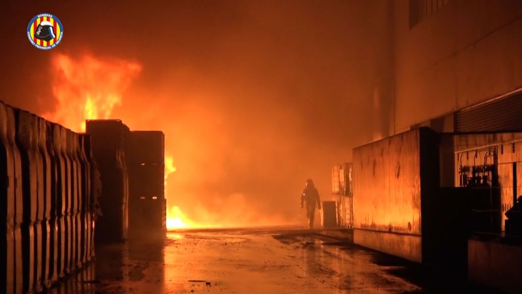 Impresionante incendio en una planta química en Potries, Valencia