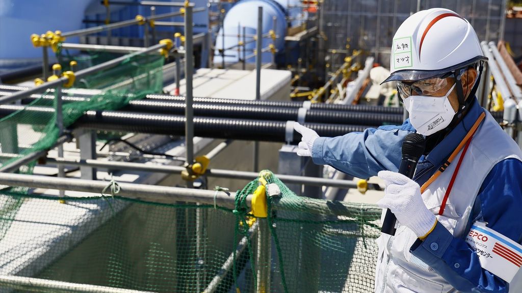 Hospitalizados dos trabajadores de la central de Fukushima al empaparse con líquido radioactivo por accidente