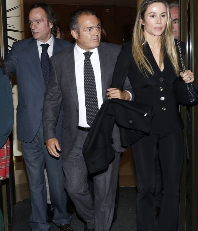 Íñigo y Borja Fernández de la Riva abandonan el tanatorio de su padre