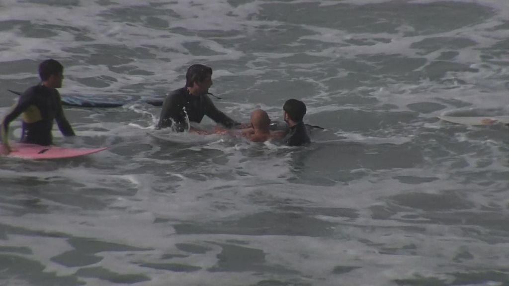 Surfistas rescatan a un bañistas en apuros en la playa de Matadero de A Coruña