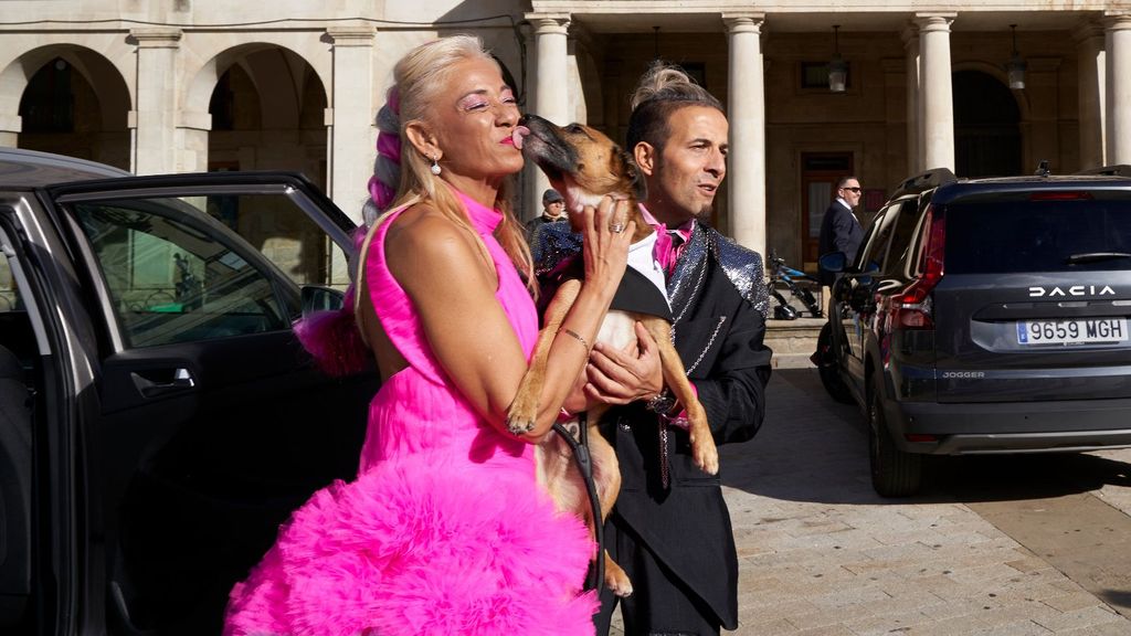 Conchi y Roberto con su perro Mak en la boda