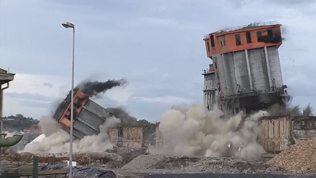 Derriban las últimas torres de carbón de las antiguas baterías de cok en Avilés