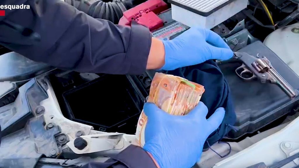 Fajo de billetes y revólver que llevaban los ladrones