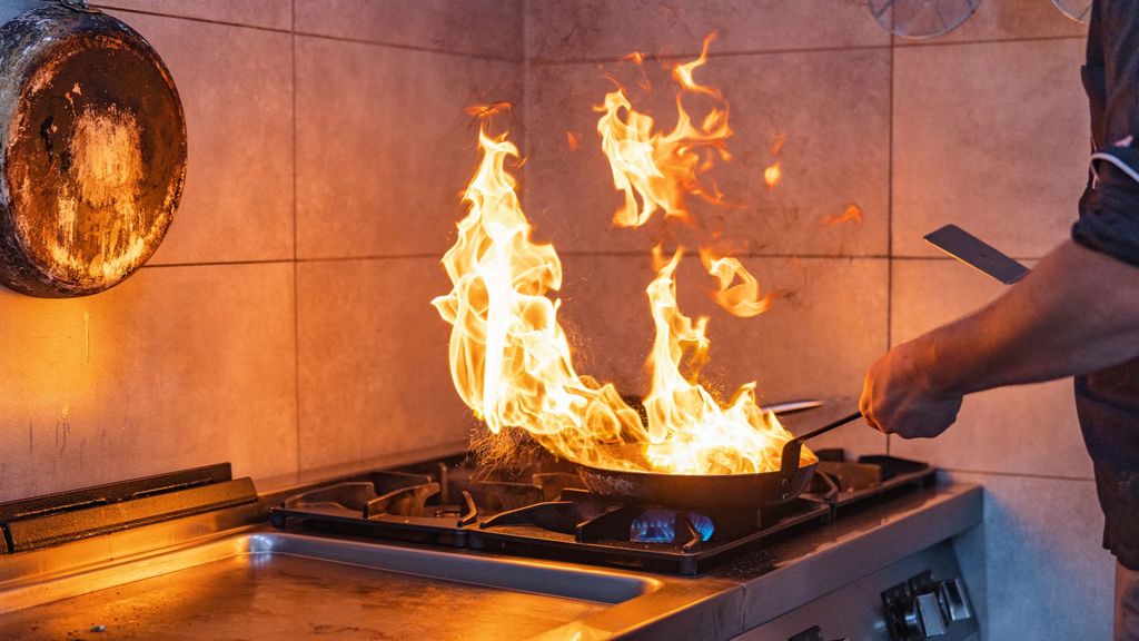 Las devastadoras consecuencias en una cocina de Móstoles al echar agua en una sartén con fuego