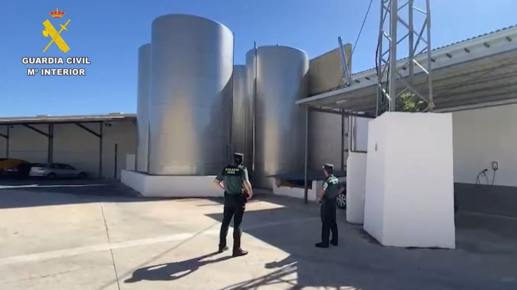 Dos agentes en el lugar donde estaba el aceite de oliva virgen extra robado en Córdoba