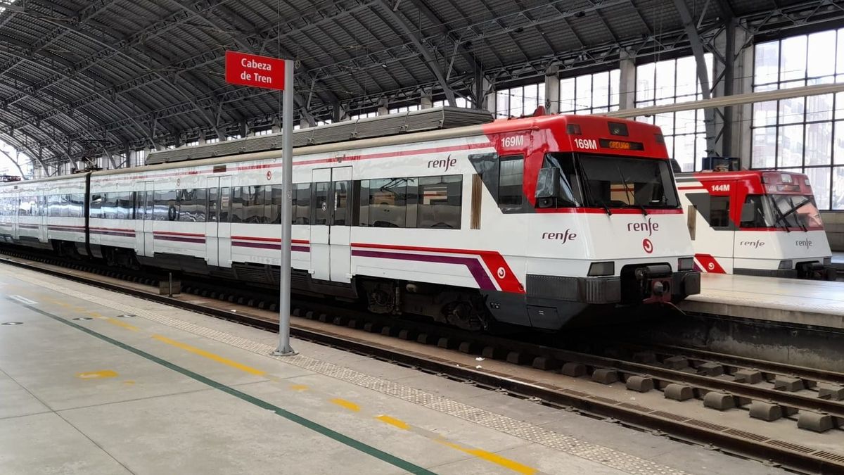 Dos trenes de Renfe Cercanías en una estación en Bilbao