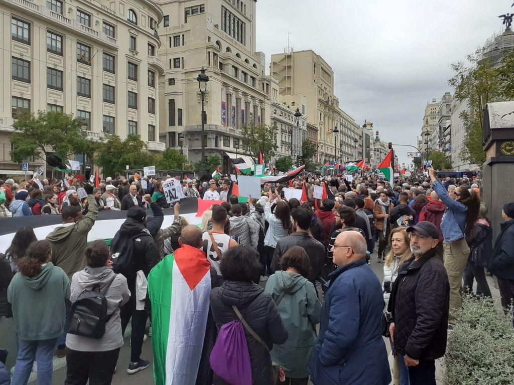 Manifestación por Palestina en Madrid bajo el lema 'No a la barbarie. No a la guerra. Alto el fuego', en imágenes