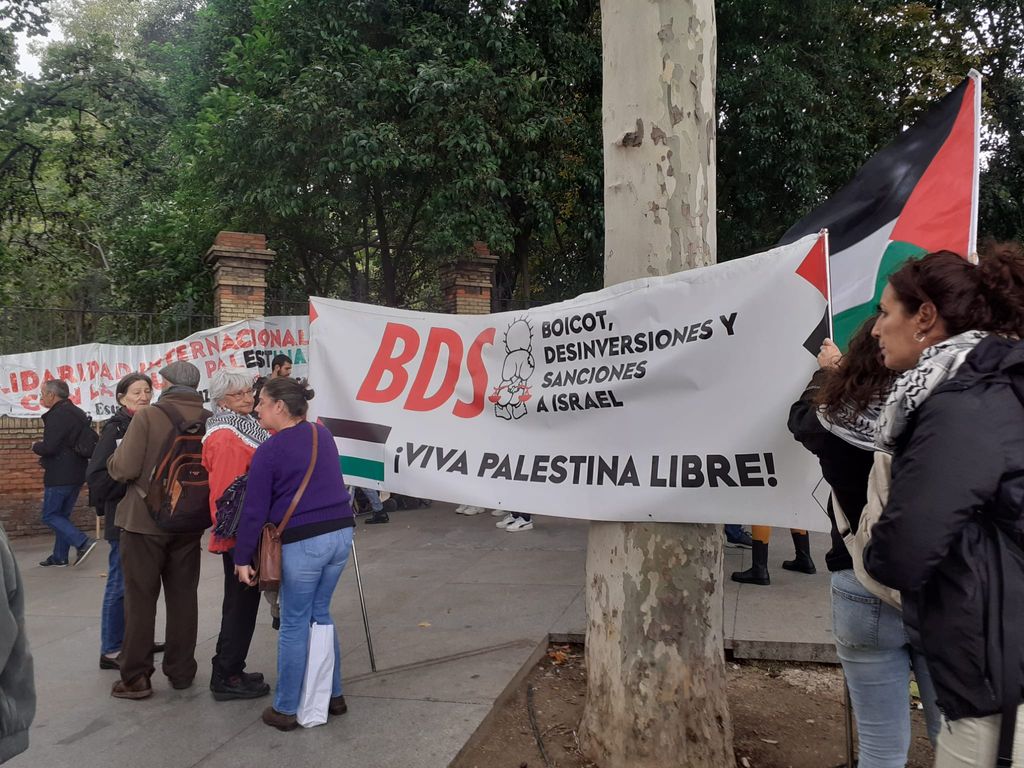 Manifestación por Palestina en Madrid bajo el lema 'No a la barbarie. No a la guerra. Alto el fuego', en imágenes